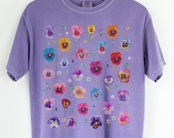 Boho T-Shirt mit gepresster Blume: Süßes Cottagecore Whimsigoth Stiefmütterchen T-Shirt, buntes Maximalist-Shirt für Schwester, Fairycore Wildblumenästhetik