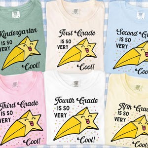 Può includere: Sei magliette colorate con testo di livello scolastico e una grafica a stella dei cartoni animati. Le magliette sono in vari colori: verde, crema, blu, rosa, bianco e giallo. Ogni maglietta ha le parole "IS SO VERY Cool!"