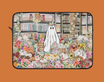 Puede incluir: Un fantasma blanco con una corona de flores se encuentra frente a una estantería llena de libros. La estantería está rodeada de un arreglo floral colorido con calabazas y otras decoraciones de otoño.