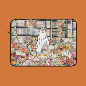 Housse fleurie pour ordinateur portable : fantôme dans une bibliothèque de fleurs envahies par la végétation | Sacoche pour ordinateur portable fantôme effrayant, fantôme mignon Cottagecore, cadeau livresque pour étudiant