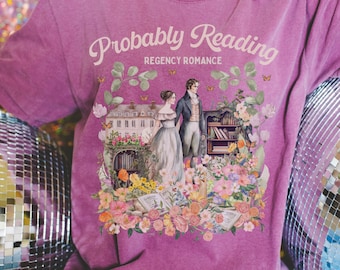 Regency Romance T-Shirt: Shirt mit Cottagecore Blumen und Schmetterlingen | Florales Buchliebhaber Shirt für Leser von historischen Romanen