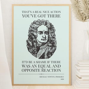 Puede incluir: Un póster enmarcado con un fondo azul claro presenta un retrato en blanco y negro de Sir Isaac Newton y una cita. El texto dice: "THAT'S A REAL NICE ACTION YOU'VE GOT THERE. IT'D BE A SHAME IF THERE WAS AN EQUAL AND OPPOSITE REACTION."