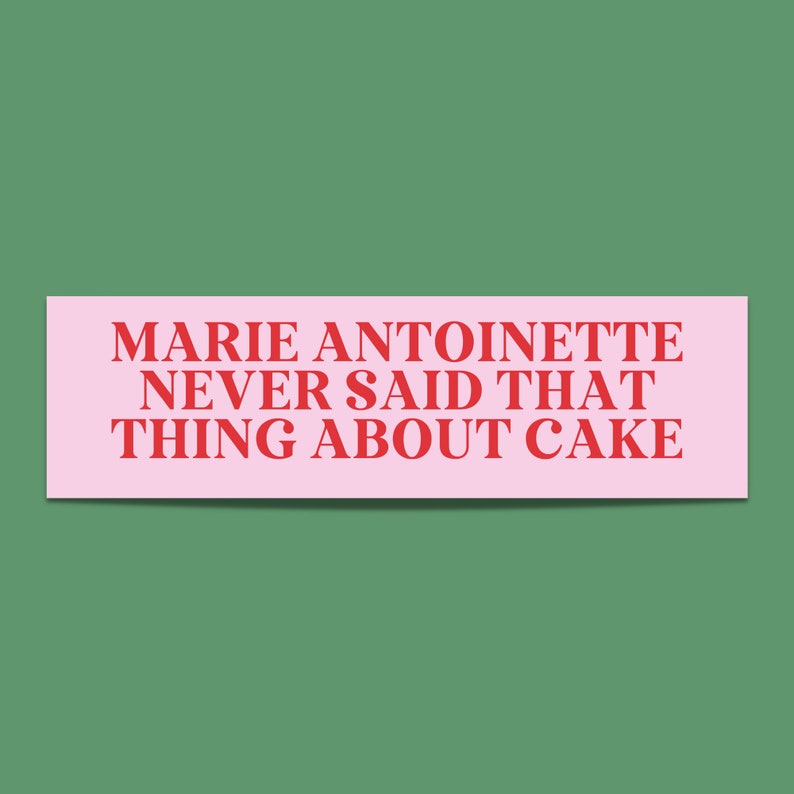 K&ouml;nnte beinhalten: Rosafarbenes Rechteck mit dem Text "Marie Antoinette hat das mit dem Kuchen nie gesagt" in Rot.