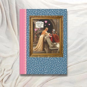 Può includere: Un diario blu e rosa con una cornice dorata che contiene un dipinto di una donna e un uomo in abiti medievali. Il testo "please come back with books" è nella cornice. Lo sfondo è un motivo blu con punti bianchi.