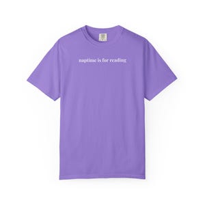 Bookish Mama T-Shirt für Mutter von Teenagern oder Mama von Kleinkindern, Dummes und gemütliches Minimal Buchliebhaber T-Shirt für Romanze oder Mystery Reader Violet