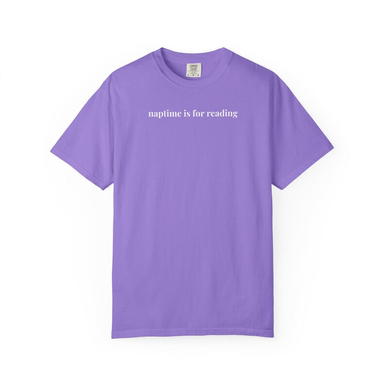 Bookish Mama T-Shirt für Mutter von Teenagern oder Mama von Kleinkindern, Dummes und gemütliches Minimal Buchliebhaber T-Shirt für Romanze oder Mystery Reader Violet