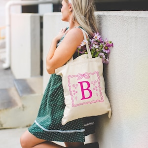 Bonita bolsa de mano con iniciales, letras rosa fuerte, bolsa de mano con garabatos florales del alfabeto, bonito lazo coqueto, regalo para despedida de soltera, hermandad de mujeres