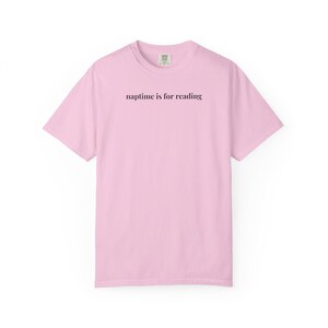 Bookish Mama T-Shirt für Mutter von Teenagern oder Mama von Kleinkindern, Dummes und gemütliches Minimal Buchliebhaber T-Shirt für Romanze oder Mystery Reader Blossom