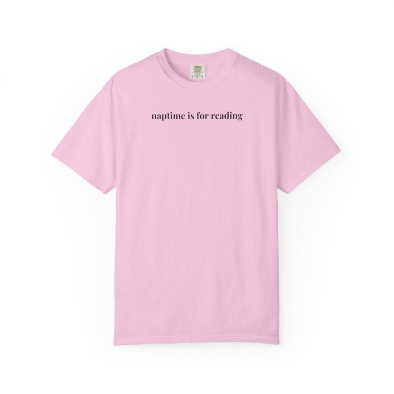 Bookish Mama T-Shirt für Mutter von Teenagern oder Mama von Kleinkindern, Dummes und gemütliches Minimal Buchliebhaber T-Shirt für Romanze oder Mystery Reader Blossom