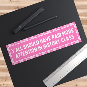 Bumpersticker leraar geschiedenis met felroze esthetiek: had beter op moeten letten bij geschiedenisles, cadeau leraar sociale studies afbeelding 4