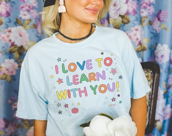 Cute Teacher Tee Shirt with Stars and Adorable Y2K Doodles: I Love to Learn With You! Colorful Kindergarten or First Grade Teacher T-Shirt