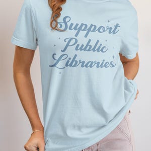 Maglietta con stelle per sostenere le biblioteche pubbliche: regalo per bibliotecari o amanti dei libri che amano leggere, leggi libri proibiti Maglietta estetica per lettori