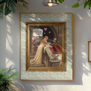 Può includere: Una stampa incorniciata di un dipinto che raffigura una donna in un abito bianco e un uomo in armatura. Il dipinto è ambientato in un castello medievale. La stampa ha un bordo floreale e un adesivo rosa con il testo "Per favore, torna con amore".