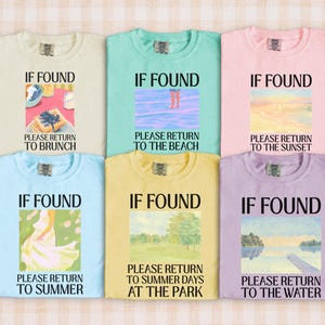 Op de afbeelding: Zes pastelkleurige t-shirts met de tekst "IF FOUND" boven een afbeelding en de zin "PLEASE RETURN TO" gevolgd door een locatie. De shirts zijn in de kleuren crème, mint, roze, lichtblauw, geel en lavendel. De afbeeldingen tonen brunch-, strand-, zonsondergang-, zomer-, park- en waterscènes.