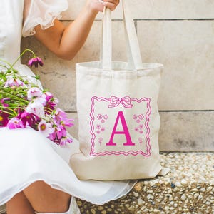 Bonita bolsa de mano con iniciales, letras rosa fuerte, bolsa de mano con garabatos florales del alfabeto, bonito lazo coqueto, regalo para despedida de soltera, hermandad de mujeres