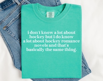 本好きの方へのギフトに、ホッケーをテーマにしたおかしなホッケーロマンスの読者向けTシャツ。面白い格言が満載の現代スポーツロマンス。