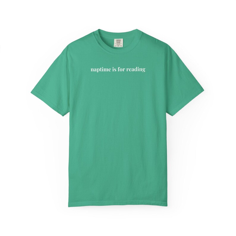 Bookish Mama T-Shirt für Mutter von Teenagern oder Mama von Kleinkindern, Dummes und gemütliches Minimal Buchliebhaber T-Shirt für Romanze oder Mystery Reader Island Green