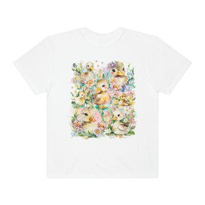 Divertida camiseta de pato con salpicaduras de acuarela transparente y flores de colores / Camiseta de amante de los patos de acuarela para primavera, camiseta retro de los años 90 White