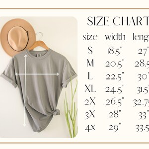 Puede incluir: Tabla de tallas para una camiseta con medidas en pulgadas. La tabla muestra la talla, el ancho y la longitud de la camiseta en tallas S, M, L, XL, 2X, 3X y 4X.
