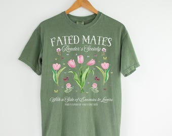 Bookish Romance Reader T Shirt, Bücherwurm, der Romantasy Romance Tropes liebt, Feinde der Liebhaber, nur ein Bett, Cottagecore-Buchliebhaber-Shirt