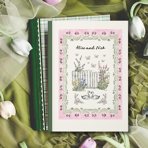 Könnte beinhalten: Eine Hochzeitseinladung mit einem rosa Blumenrand und den Namen "Alice and Nick" oben. Die Illustration zeigt einen weißen Zaun, Blumen, Schmetterlinge und zwei Schwäne. Die Einladung hat einen weißen Hintergrund mit einem grünen Rücken.