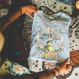 Boho English History Teacher T-Shirt with Flowers, Cute Queen Victoria History Major T-Shirt for Historian, Women&#39;s History Floral T-Shirt