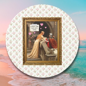 Può includere: Un dipinto incorniciato di una donna in un vestito giallo e un uomo in armatura. La donna guarda l'uomo e l'uomo guarda la donna. Il dipinto è ambientato nel cortile di un castello. Il testo "please come back with books" è scritto su un pezzo di carta nel dipinto.