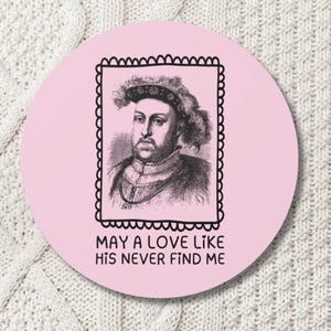Könnte beinhalten: Ein runder rosa Untersetzer mit einer Schwarzweißillustration eines Mannes mit Krone und dem Text "Möge eine Liebe wie seine mich nie finden."