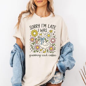 Niedliches Eiskaffee-Liebhaber-T-Shirt für Mutter, Freund oder Schwester, die Eiskaffee, lustiges Sprichwort, doofe Gans-Tierliebhaber-T-Stück, Kaffee-Trinker liebt