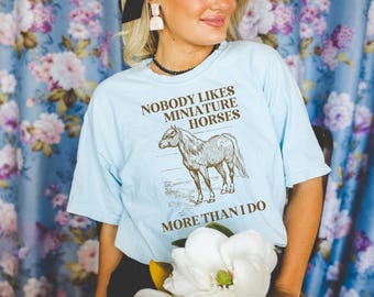 Dwaze miniatuur paardenliefhebber T-shirt: cadeau voor vriend die van pony's of schattige minipaarden houdt, grappig gezegde retro esthetische dierenliefhebber T-shirt