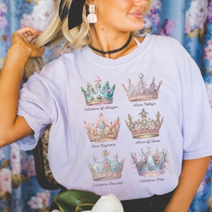 Bonita camiseta de historia Tudor con coronas de acuarela: las esposas de Enrique VIII, colorida camiseta estética Fairycore, profesor de historia británica