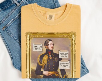 Könnte beinhalten: Senfgelbes T-Shirt mit einem gerahmten Porträt eines Mannes in Militäruniform. Das Porträt enthält den Text "feeling cute" und "might turn my wife into the grandmother of europe later."