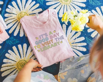 Süßes Bibliothek T-Shirt für Buchliebhaber oder Romantik Leser: It's a Good Day to Visit theLibrary, buntes Schulbibliothekar T für Autor, 90er Jahre Vibe