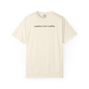 Bookish Mama T-Shirt für Mutter von Teenagern oder Mama von Kleinkindern, Dummes und gemütliches Minimal Buchliebhaber T-Shirt für Romanze oder Mystery Reader Ivory