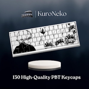 Pode incluir: Teclado mecânico branco com obras de arte em preto e branco no estilo anime. O teclado apresenta um design de personagem e elementos florais. O texto "KuroNeko" está no topo e o texto "130 High-Quality PBT Keycaps" na parte inferior.