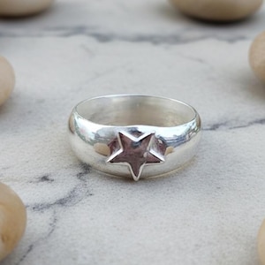 Anillo de plata de ley 925 con forma de estrella y cúpula: joyería minimalista hecha a mano