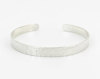 Handgemaakte gehamerde sterlingzilveren armband: minimalistische boho-manchetarmband