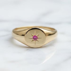 Anillo de sello con estrella, anillo con rubí de talla redonda, anillo solitario con engaste al ras, regalo de piedra de nacimiento para ella, compromiso, aniversario, alianza de boda