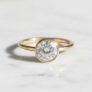 Bague de fiançailles en moissanite incolore coupe ronde, bague solitaire, bague en argent sterling 925 sertie clos, bague de promesse de mariage pour femme