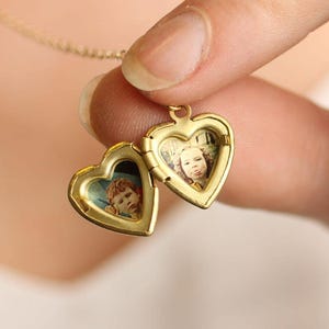 Medallón de corazón dorado en miniatura con fotos: Collar con colgante de latón grabado personalizado, LKGP-24