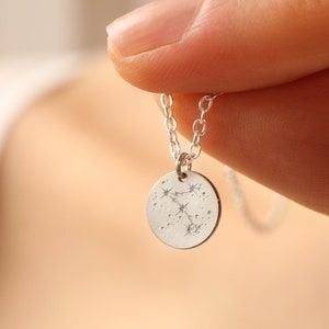 Sterling Silber Sternzeichen Halskette, kleine Anhänger Halskette, personalisierte Konstellation Geschenk, Astrologie Schmuck Geschenk, klitzekleine Sternzeichen Scheibe Bild 1