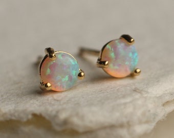 Clous d'oreilles en opale, petits clous d'opale, boucles d'oreilles délicates, boucles d'oreilles avec pierre de naissance d'octobre, boucles d'oreilles pour fille, TINY OPAL STUDS type 1