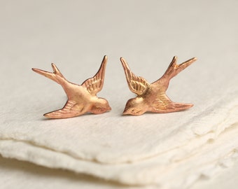 Boucles d'oreilles oiseau hirondelle, clous d'oreilles en cuivre et or rose, clous d'oiseaux, boucles d'oreilles oiseau, boucles d'oreilles hirondelle, clous de mariée, clous d'hirondelle