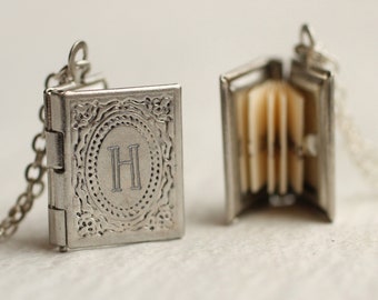 Collar de medallón de libro de plata, medallón con foto, collar grabado para hermana, collar inicial, medallón de graduación, LIBRO VICT DE PLATA