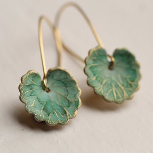 Boucles d'oreilles feuille verte... Boucles d'oreilles Art nouveau, nénuphar Monet, boucles d'oreilles longues bohème turquoise nénuphar, boucles d'oreilles CLOVER LEAF image 1