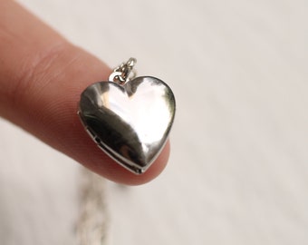 Collana con medaglione minuscolo in argento, medaglione a cuore con foto, collana fotografica personalizzata, ciondolo iniziale con medaglione inciso personalizzato TINY HEART SILVER