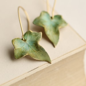 Boucles d'oreilles feuille vert olive, boucles d'oreilles feuille de lierre vert, boucles d'oreilles nouveau bohème, boucles d'oreilles longues automne, nénuphar, bijoux bohèmes, boucles d'oreilles OLIVE IVY