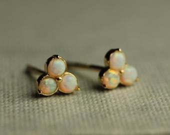 Orecchini opali, piccoli borchie opali, orecchini delicati, orecchini portafortuna di ottobre, orecchini per figlia, TRIO OPAL STUDS