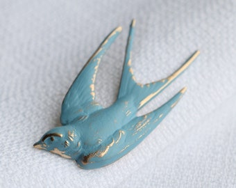 Broche oiseau hirondelle, oiseau bleu ciel, broche oiseau bleu, insigne bleu bleuet des années 50, broche rétro des années 50, broche oiseau sombre (ral)