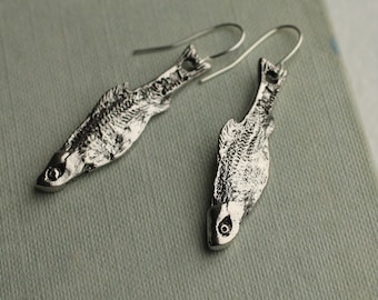 Pendientes de pez sardina de plata, pendientes colgantes de plata, pendientes de pescado detallados plateados, regalo novedoso para amigos, PENDIENTES DE SARDINA,